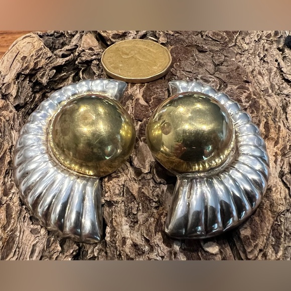 Authentic Taxco Mexico TM-73 Earrings Clip On Large Shell Seashell Silver Brass - Picture 1 of 6